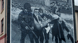 Mural w Derry powstały dla upamiętnienia 25. rocznicy Krwawej Niedzieli. Fot. Keith Ruffles, CC BY 3.0 <https://creativecommons.org/licenses/by/3.0>, via Wikimedia Commons