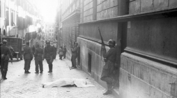 Rzym, Włochy, 23 marca 1944 r. Niemieccy i faszystowscy żołnierze republikańscy na via Rasella po śmiertelnym ataku partyzantów na niemiecki batalion „Bolzano”, złożony z etnicznych Niemców. Zwłoki leżące na ulicy mogły należeć do jednego z cywilów zabitych podczas niemieckiej reakcji na atak. /Źródło: Wikipedia/Niemieckie Archiwum Federalne