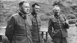 Josef Mengele między komendantem Richardem Baersem (L) i Rudolfem Hößem w Auschwitz, 1944 r.