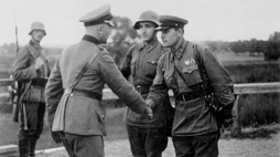 20 września 1939 roku. Oficerowie Wehrmachtu i Armii Czerwonej na linii demarkacyjnej. Zdjęcie zrobione przez nieznanego korespondenta wojennego TASS, opublikowane w piśmie „Krasnaja Zwiezda”. Źródło: en.wikipedia. 