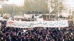 Demonstracja popierająca Chomeiniego, Teheran, grudzień 1978 r. Fot. iichs.ir (Unknown photographer), Public domain, via Wikimedia Commons
