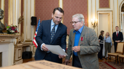 Radosław Sikorski, minister spraw zagranicznych, przyjął w Nowym Jorku od Wacława Godziemby-Maliszewskiego "archiwum katyńskie". Fot. xcom/sikorskiradek