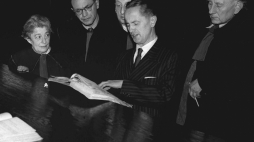 Kazimierz Moczarski (z aktami w ręku) w trakcie swojego procesu rehabilitacyjnego. Fot. PAP/Wojciech Kondracki