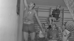 Gdańsk, 14.08.1964. Przygotowania polskiej reprezentacji w piłce koszykowej do Letnich Igrzysk Olimpijskich w Tokio. Trener Witold Zagórski po powrocie z USA, gdzie przebywał w celach szkoleniowych, prowadzi zgrupowanie polskiej kadry. Na zdjęciu zawodnik Bohdan Likszo (L) podczas wykonywania testów skoczności, obok trener Zagórski (stoi 2P). Z prawej zawodnik Krzysztof Sitkowski, z lewej z nr. 12 Zbigniew Dregier, na stołku sędziowskim asystent trenera Jan Mikułowski. Fot. PAP/Janusz Uklejewski
