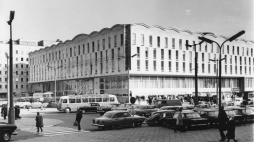 Dom Chłopa - hotel w Warszawie zbudowany według projektu Bohdana Pniewskiego (stan z 1969 r.). Fot. PAP/CAF