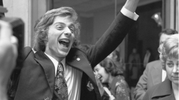 Krystian Zimerman po ogłoszeniu wyników Konkursu Chopinowskiego w Warszawie w 1975 r. Fot. PAP/Jan Morek