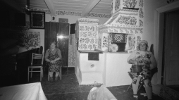  Zalipie 1981. Zapis socjologiczny. Cykl: ludzie we wnętrzach. Dom państwa Trelów. Fot. PAP/Zofia Rydet 