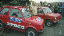 Zlot miłośników i użytkowników samochodów Fiat 126p w dwudziestą rocznicę produkcji modelu, 10 września 1993 r. Na zdjęciu: zwycięzca Alfred Linchard z Oświęcimia obok nagrody i swojego malucha. Fot. PAP/Stanisław Jakubowski