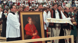 Wierni z portretem abp. Felińskiego podczas szóstej pielgrzymki papieża Jana Pawła II do Polski w czerwcu 1997 r. Fot. PAP/Grzegorz Rogiński 