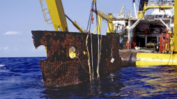 Ekipie poszukiwawczej, badającej wrak transatlantyka "Titanic", który zatonął w 1912 r., udało się w 1992 r. wydobyć na powierzchnię oceanu duży fragment kadłuba statku. Wydobyta część rufy, o wymiarach około sześciu i pół na cztery metry i wadze około 20 ton, znajdowała się w odległości około 16 km od reszty wraku. Fot. PAP/EPA