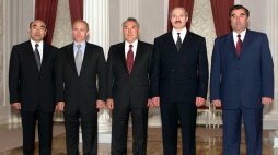 Prezydenci krajów powstałych po rozpadzie ZSRR: Kirgistanu - Askar Akajew, Rosji - Władimir Putin, Kazachstanu - Nursułtan Nazarbajew, Białorusi - Aleksandr Łukaszenka i Tadżykistanu Emomali Rachmonow w 2000 r. Fot. PAP/EPA/ITAR-TASS