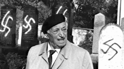 Szymon Wiesenthal na żydowskim cmentarzu w Eisenstadt w Austrii, z października 1992 roku. Fot. PAP/EPA/DSK