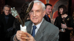 Jerzy Wójcik (w 2009 roku) jako laureat filmowej nagrody Orły - za całokształt twórczości. Fot. PAP/Leszek Szymański