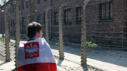 Uczestnicy Marszu Żywych na terenie byłego obozu zagłady KL Auschwitz w Oświęcimiu w 2009 r. Fot. PAP/Jacek Bednarczyk