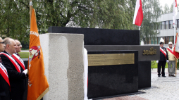 Odsłonięcie Pomnika Porozumienia Katowickiego przed bramą główną Huty Katowice w 2010 roku. Fot. PAP/Andrzej Grygiel
