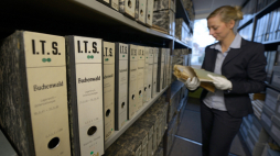 Verena Neusuess przegląda oryginalne dokumenty osób, które były więzione w obozie koncentracyjnym Buchenwald, w archiwach Międzynarodowej Służby Poszukiwawczej (ITS) w Bad Arolsen w Niemczech. Fot. EPA/UWE ZUCCHI Strona: PAP/EPA