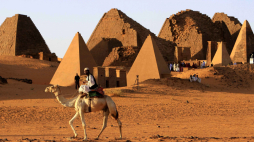 Piramidy w Merowe, około 200 km na północny wschód od Chartumu w Sudanie. Stanowiska archeologiczne w Merowe zostały wpisane na listę światowego dziedzictwa UNESCO w 2011 roku. Fot. PAP/EPA/MORWAN ALI