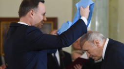 Rzeźbiarz Andrzej Pityński (P) odznaczony przez prezydenta Andrzeja Dudę (L) Orderem Orła Białego, 2017 r. Fot. PAP/Radek Pietruszka