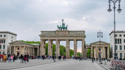 Brama Brandenburska w Berlinie. Fot. PAP/Jakub Kaczmarczyk