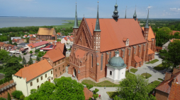 Bazylika archikatedralna pw. Wniebowzięcia Najświętszej Maryi Panny i św. Andrzeja. Gotycki kościół zbudowano w latach 1329–1388 na ufortyfikowanym wzgórzu (Wzgórze Katedralne). Jest miejscem pochówku astronoma Mikołaja Kopernika. Fot. PAP/Jerzy Uklejewski