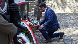 Szef Urzędu do spraw Kombatantów i Osób Represjonowanych Lech Parell podczas uroczystości złożenia kwiatów przy kwaterze poległych żołnierzy Armii Krajowej w Ponarach, 6 lipca 2024 r. Fot. PAP/Albert Zawada