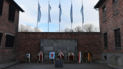 Ściana Pamięci w byłym niemieckim obozie nazistowskim Auschwitz w Oświęcimiu w Międzynarodowym Dniu Pamięci o Ofiarach Holokaustu. Fot. PAP/Leszek Szymański 