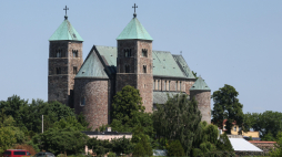 Archikolegiata NMP i św. Aleksego w Tumie. Fot. PAP/Marian Zubrzycki