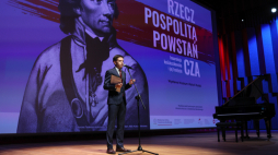 Dyrektor MHP dr hab. Marcin Napiórkowski podczas przedpremierowego zwiedzania wystawy „Rzeczpospolita powstańcza. Insurekcja kościuszkowska i jej tradycje” w Muzeum Historii Polski w Warszawie. Fot. PAP/Leszek Szymański