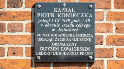 Śmiłowo, 1 września 2025 r. Tablica pamiątkowa na kościele pw. św. Małgorzaty Panny i Męczennicy i Matki Bożej Szkaplerznej w Śmiłowie k. Piły. Fot. PAP/Tytus Żmijewski