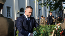 Wieluń, 1 września 2025 r. Prezydent RP Karol Nawrocki złożył wieniec przy pomniku upamiętniającym 1200 mieszkańców – ofiar niemieckiego bombardowania 1 września 1939 roku w Wieluniu. Fot. PAP/Marian Zubrzycki