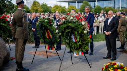 Od lewej: burmistrz Berlina Kai Wegner, charge d'affaires ad interim Rzeczypospolitej Polskiej w Niemczech Jan Tombinski, sekretarz stanu w Ministerstwie Spraw Zagranicznych Niemiec Geza Andreas von Geyr, minister kultury Niemiec Wolfram Weimer i minister finansów Brandenburgii Robert Crumbach stoją przed wieńcami podczas uroczystości upamiętniającej inwazję na Polskę w 1939 roku w Berlinie, Niemcy, 1 września 2025 roku. Fot. EPA/CLEMENS BILAN Strona: PAP/EPA