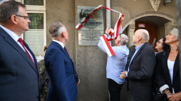 Odsłonięcia tablicy upamiętniającej Franciszkę i Bernarda Binnebeselów - działaczy na rzecz polskości w Wolnym Mieście Gdańsku. Fot. PAP/Adam Warżawa