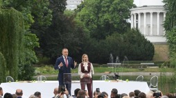  Prezydent Karol Nawrocki oraz pierwsza dama Marta Nawrocka podczas Narodowego Czytania poezji Jana Kochanowskiego w Ogrodzie Saskim w Warszawie. Fot. PAP/Marcin Obara