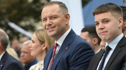 Prezydent RP Karol Nawrocki i pierwsza dama Marta Nawrocka z synem Antonim podczas spotkania z cyklu "Narodowe Czytanie" w Ogrodzie Saskim w Warszawie. Fot. PAP/Marcin Obara