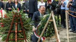  Pogrzeb ekshumowanych szczątków polskich ofiar zbrodni wołyńskiej na terenie dawnej wsi Puźniki, na pierwszym planie Marcin Przydacz, sekretarz stanu w Kancelari Prezydenta RP. Fot. PAP/Vladyslav Musiienko