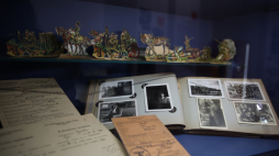 Fragment wystawy "Wojenne dzieci" w Fabryce Emalia Oskara Schindlera w Krakowie. Fot PAP/Łukasz Gągulski
