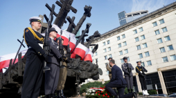 Wicepremier, minister obrony narodowej Władysław Kosiniak-Kamysz (C) upamiętnił ofiary sowieckiej agresji na Polskę przed Pomnikiem Poległym i Pomordowanym na Wschodzie na skwerze Matki Sybiraczki w Warszawie. Fot. PAP/Tomasz Gzell