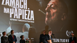 Reżyser Władysław Pasikowski (3P) i aktor Bogusław Linda (2P) podczas przedpremierowego pokazu filmu „Zamach na papieża” w rzeszowskim Kinie Zorza, 17 bm. Fot. PAP/Darek Delmanowicz