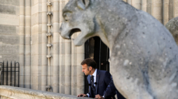 Prezydent Francji na jednej z wież Notre Dame. Fot. PAP/EPA/Ludovic Marin