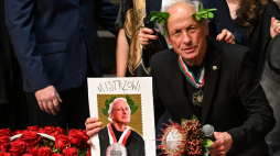 Aktor Paweł Wawrzecki podczas uroczystości z okazji jubileuszu 50-lecia jego pracy artystycznej na Scenie Dużej Teatru Kwadrat w Warszawie. Fot. PAP/Radek Pietruszka
