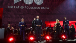 Od lewej: redaktor naczelny Polskiego Radia Paweł Majcher, wiceminister kultury i dziedzictwa narodowego Maciej Wróbel oraz dyretkorka Programu Trzeciego Polskiego Radia Agnieszka Szydłowska podczas uroczystości wręczenia medali „Zasłużony Kulturze Gloria Artis” towarzyszącej spektaklowi muzycznemu na 100-lecie Polskiego Radia w Muzeum Histrorii Polski w Warszawie. Fot. PAP/Piotr Nowak