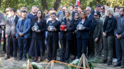 Marszałek Senatu RP Małgorzata Kidawa-Błońska, ministra kultury i dziedzictwa narodowego Marta Cienkowska, zastępca prezesa IPN Karol Polejowski oraz wiceprzewodnicząca Rady Najwyższej Ukrainy Ołena Kondratiuk na uroczystościach w Puźnikach. Fot. Senat RP