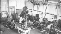 Wnętrze laboratorium obróbki metali Politechniki Warszawskiej, lata 1920 - 1930. /Źródło: NAC