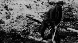 Swoszowice. Mężczyzna podczas pobierania mułu na kąpiele siarkowe, 1943 r. /Źródło: NAC
