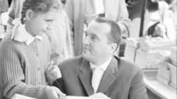 Ludwik Jerzy Kern podczas podpisywania książek, 1963 r. /NAC