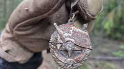 Order Czerwonego Sztandaru – radzieckie odznaczenie, wykopane pod Wilczymi Laskami. Fot. /facebook.historycznyszczecinek.org. 