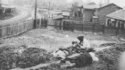 Ofiary wielkiego głodu na Ukrainie 1933 r. Fot. Alexander Wienerberger/Źródło: en.wikipedia
