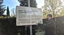 Tablica z informacją o ustaleniach w sprawie katastrofy lotniczej pod Wilczymi Laskami w 1944 r. Fot. szczecinek.pl