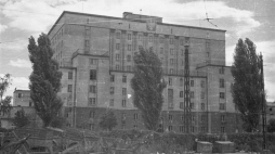 Warszawa, 1946. Dom Akademicki przy Placu Narutowicza wybudowano w latach 1923-1930 według projektu Kazimierza Tołłoczko jako dom studencki Politechniki Warszawskiej. Po wojnie mieściły się w nim biura CZM. Studenci Politechniki Warszawskiej wprowadzili się do niego w grudniu 1946 roku. Nz. Dom Akademicki widziany od strony Placu Narutowicza. Fot. PAP/Jerzy Baranowski 