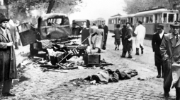 Budapeszt, październik 1956 r. Cała zabitych na jednej z ulic stolicy Węgier. Fot. PAP/KEYSTONE